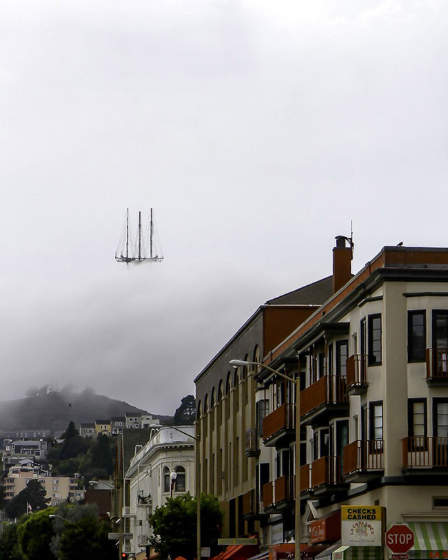 Ngọn tháp Sutro ở San Francisco biến thành một con tàu ma giữa bầu trời do mây đen bao phủ.