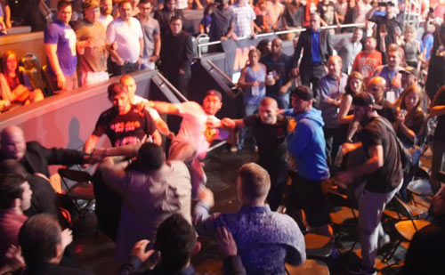 Hỗn chiến: Hai võ sĩ UFC cầm bia choảng nhau - 1