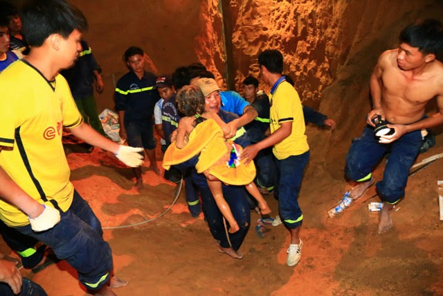 Nghẹt thở giải cứu bé gái mắc kẹt dưới giếng sâu 80m - 8