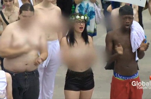 Video: Hàng trăm phụ nữ &#34;thả rông&#34; đòi ...ngực trần - 1