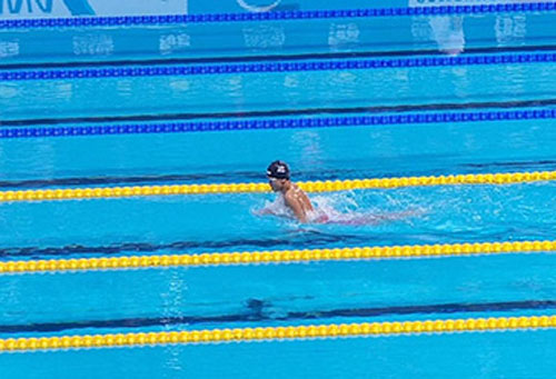 VĐV 12 tuổi phải bơi 1 mình ở giải thế giới - 1