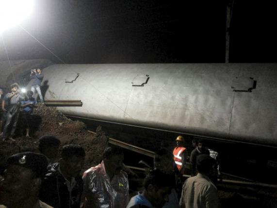 Ấn Độ: Hai tàu hỏa trật đường ray trong lũ, 19 người chết - 1