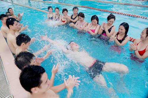 Sinh viên Thủy lợi táo bạo mặc bikini chụp ảnh kỷ yếu - 3