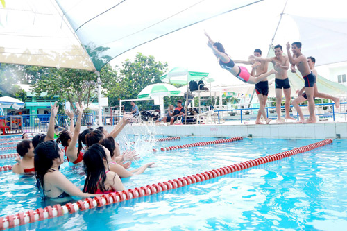 Sinh viên Thủy lợi táo bạo mặc bikini chụp ảnh kỷ yếu - 5