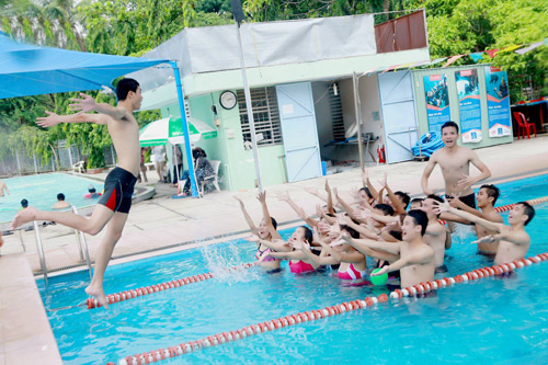 Sinh viên Thủy lợi táo bạo mặc bikini chụp ảnh kỷ yếu - 6