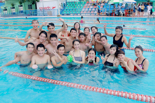 Sinh viên Thủy lợi táo bạo mặc bikini chụp ảnh kỷ yếu - 9