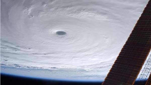 Mỹ cảnh báo siêu bão mạnh nhất 2015 sẽ gây &#34;sóng tử thần&#34; - 1