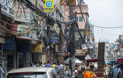 Ảnh: Lưới điện như mạng nhện trên đường phố ở Ấn Độ - 1