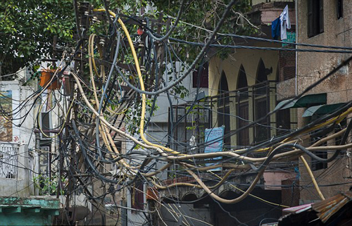 Ảnh: Lưới điện như mạng nhện trên đường phố ở Ấn Độ - 3
