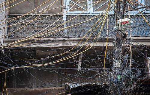 Ảnh: Lưới điện như mạng nhện trên đường phố ở Ấn Độ - 7