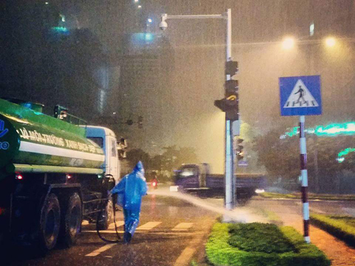 Hà Nội: Thực hư công nhân tưới cây dưới trời mưa tầm tã - 1