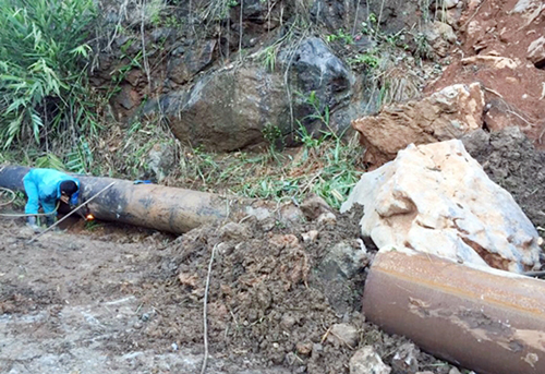 Quảng Ninh: Lở núi, đá đè vỡ đường ống cấp nước sạch - 1