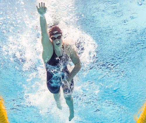 Nữ kình ngư 18 tuổi “bơi vui” cũng phá kỷ lục thế giới - 1