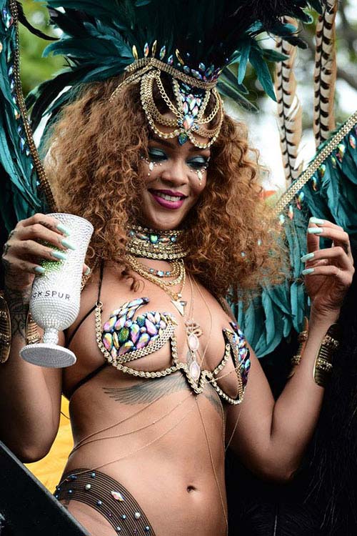 Rihanna gây náo loạn đường phố với bikini nóng bỏng - 1