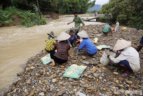 Thót tim nhìn dân vùng lũ liều mình đi trên cầu sắp đổ - 10
