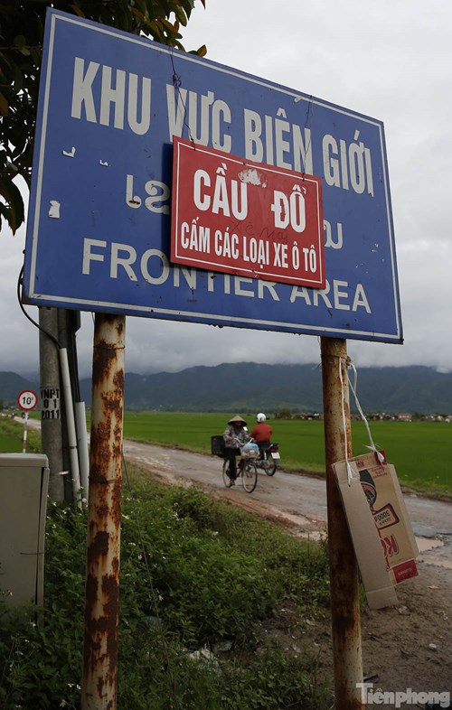 Thót tim nhìn dân vùng lũ liều mình đi trên cầu sắp đổ - 11