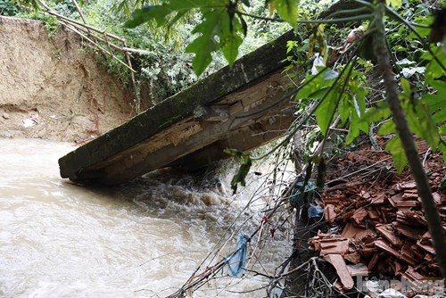 Thót tim nhìn dân vùng lũ liều mình đi trên cầu sắp đổ - 12
