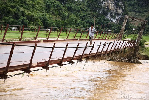 Thót tim nhìn dân vùng lũ liều mình đi trên cầu sắp đổ - 2