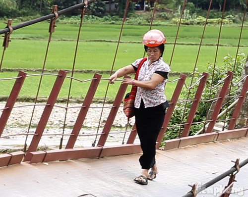 Thót tim nhìn dân vùng lũ liều mình đi trên cầu sắp đổ - 4