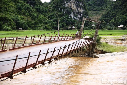 Thót tim nhìn dân vùng lũ liều mình đi trên cầu sắp đổ - 5