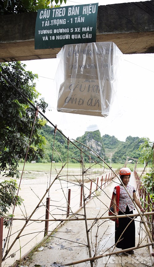 Thót tim nhìn dân vùng lũ liều mình đi trên cầu sắp đổ - 6