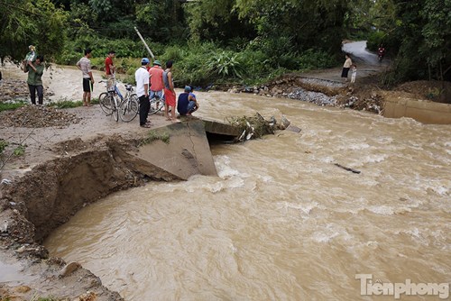 Thót tim nhìn dân vùng lũ liều mình đi trên cầu sắp đổ - 8