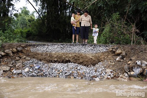 Thót tim nhìn dân vùng lũ liều mình đi trên cầu sắp đổ - 9