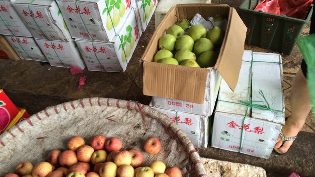 Lê, táo, thanh long: Cứ ra khỏi thùng là thành hàng “xịn”! - 2