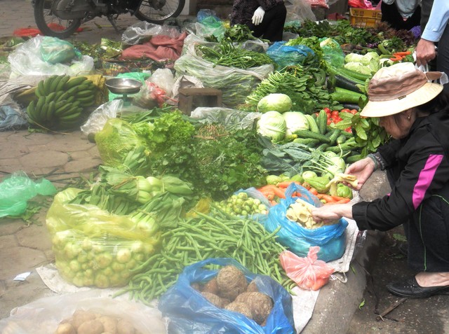 Xăng dầu giảm giá, hàng hóa “chây ì” - 2