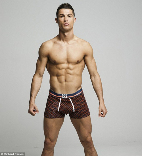 Cristiano Ronaldo làm người mẫu mặc nội y tự thiết kế - 1