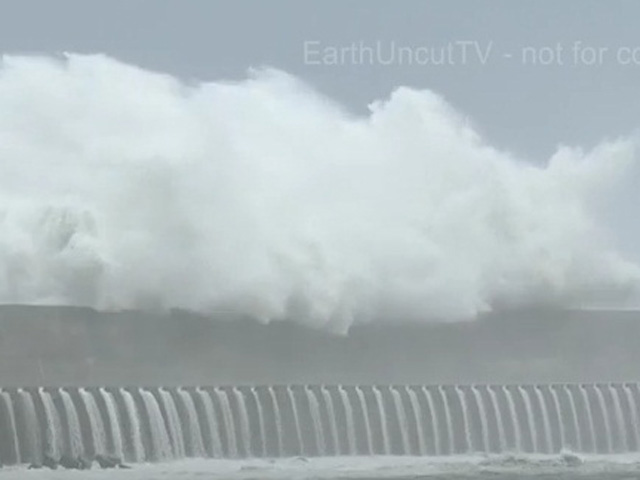 Clip: Sóng "tử thần" nuốt người ập vào bờ biển Đài Loan - 1