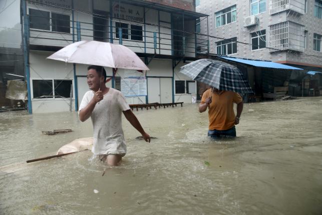 Siêu bão tàn phá Trung Quốc, 8 người chết - 3