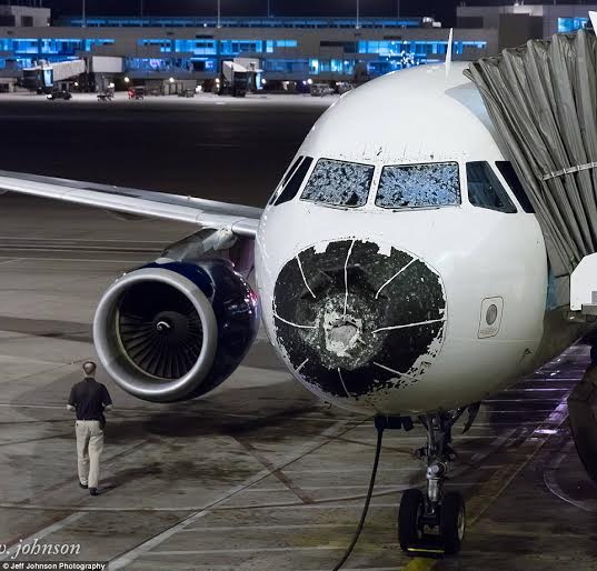 Airbus 320 hạ cánh khẩn cấp vì mưa đá gây vỡ kính - 1