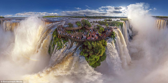Thác Iguazu, nằm giữa biên giới Brazil và Argentina, là một trong những địa điểm du lịch hấp dẫn nhất thế giới.