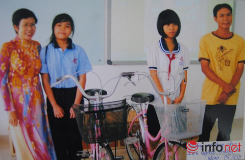 10 năm ở trọ, gom góp tặng xe đạp cho học trò nghèo - 1