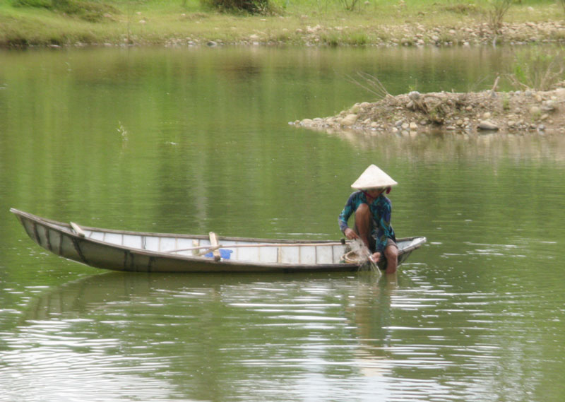 Tự chế dụng cụ bắt cá suối, kiếm nửa triệu một ngày - 3