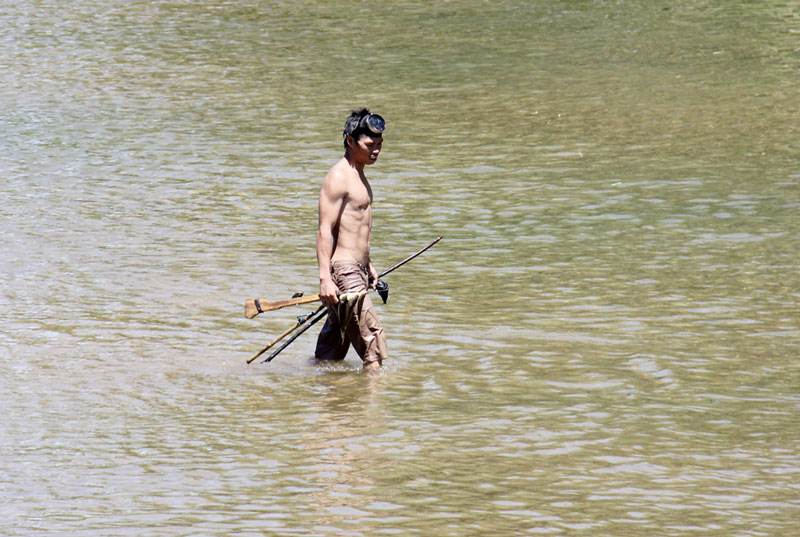 Tự chế dụng cụ bắt cá suối, kiếm nửa triệu một ngày - 7