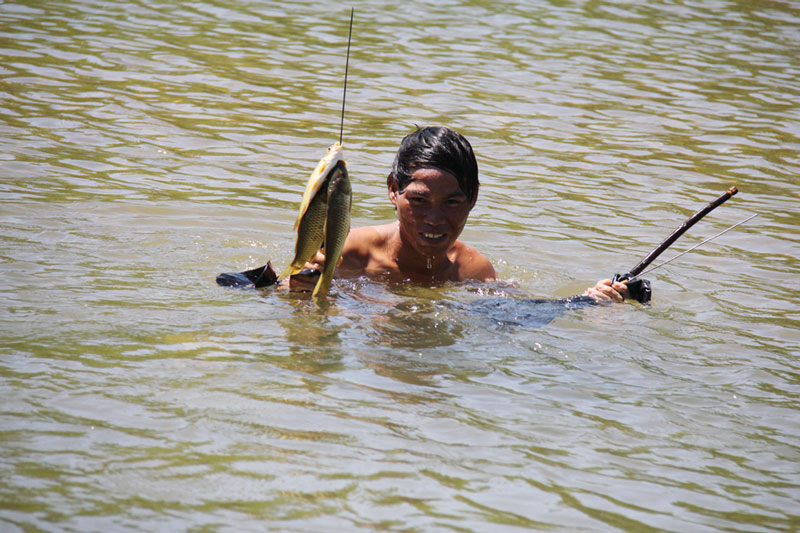 Tự chế dụng cụ bắt cá suối, kiếm nửa triệu một ngày - 8