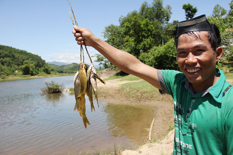 Tự chế dụng cụ bắt cá suối, kiếm nửa triệu một ngày - 9
