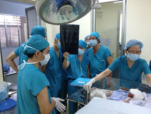 Cận cảnh ca phẫu thuật lấy dao khỏi đầu bé sơ sinh - 1