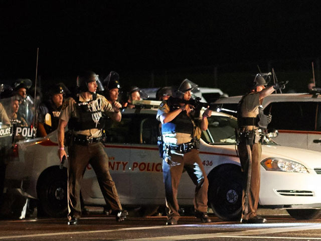 Bạo lực bùng phát, thị trấn Mỹ ban bố tình trạng khẩn cấp - 1