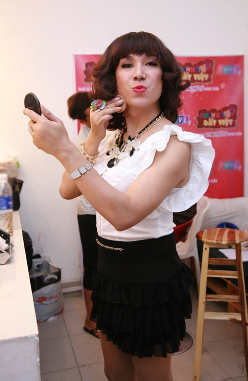 Long Nhật lại đỏng đảnh giả gái - 3