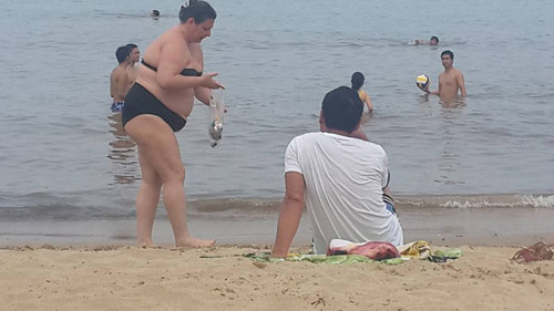 Khách tây lọ mọ nhặt rác trên bãi biển Đồ Sơn - 1