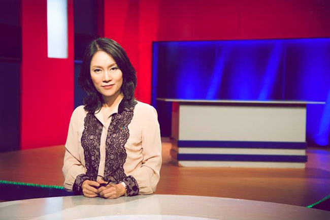 Nhà báo Tạ Bích Loan là MC đầu tiên của chương trình "Đường lên đỉnh Olympia" ra mắt vào 10 giờ sáng ngày 21/3/1999