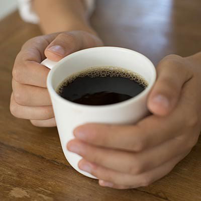 Tại sao vậy? Vì phải 20 phút sau cafein mới có tác dụng, lúc đó bạn vừa ngủ dậy. &nbsp;Cafein sẽ loại bỏ các phân tử adenosine (một sản phẩm phụ của quá trình hoạt động). Adenosine tăng khiến cơ thể mệt mỏi, giấc ngủ trưa giúp loại bỏ bớt adenosine, khi kết hợp với cafein thì adenosine bị ngăn chặn, giúp tối đa hóa sự tỉnh táo.
