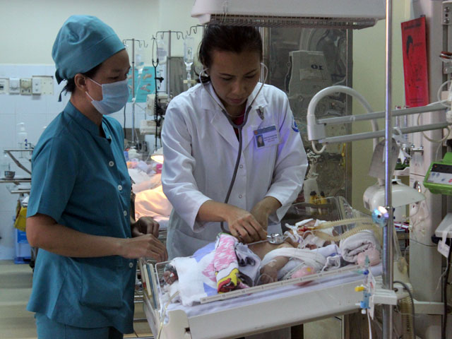 Vụ bé bị đâm xuyên não: Bộ trưởng Y tế khen ngợi bác sĩ - 1