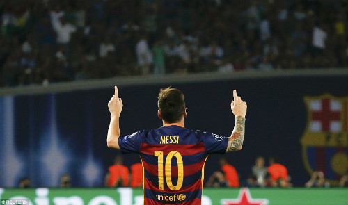 Lập 2 siêu phẩm đá phạt, Messi sánh ngang Ronaldo - 1