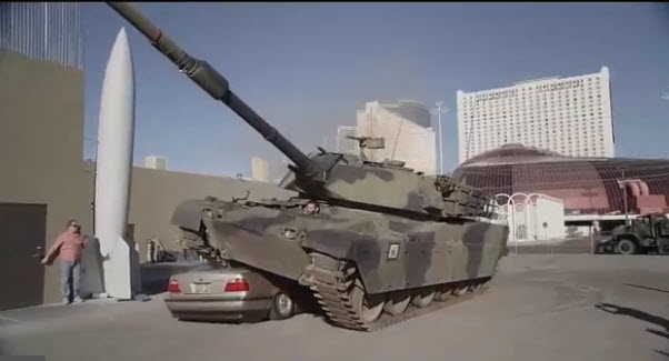 Đại gia dùng xe tăng cán bẹp BMW để mua vui - 1