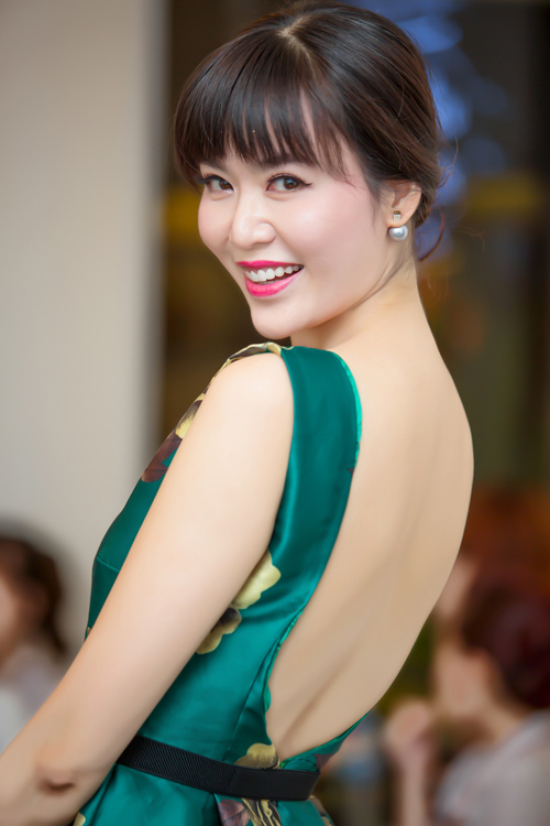Ngỡ ngàng với chiếc áo mỏng tang của ca sĩ Hà Linh - 4