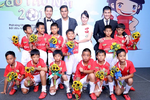 Công Vinh lịch lãm bên MC Thanh Thảo Hugo - 8